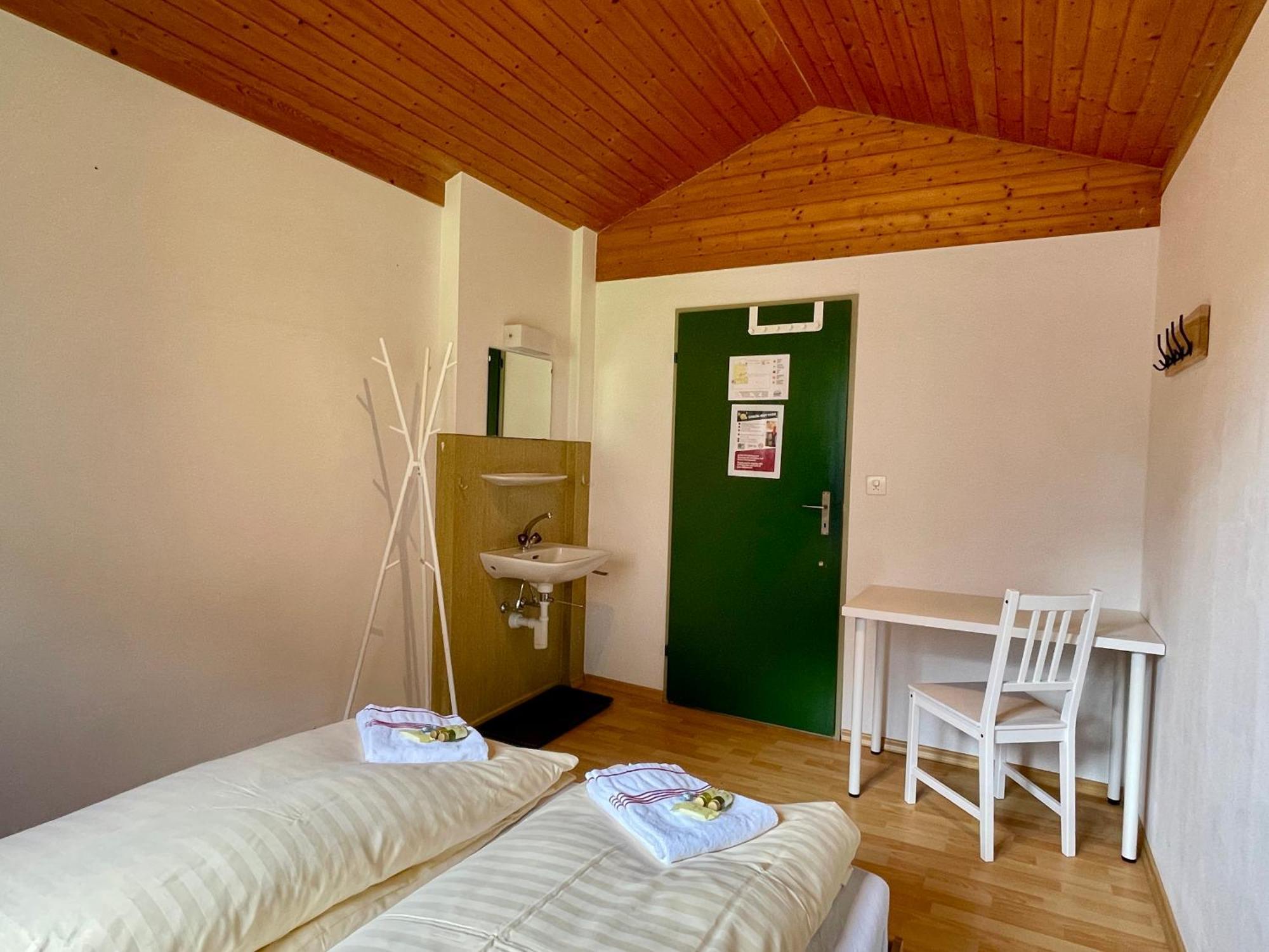 Alpine Base Hostel - Adults Only เลาเทอร์บรุนเนน ภายนอก รูปภาพ