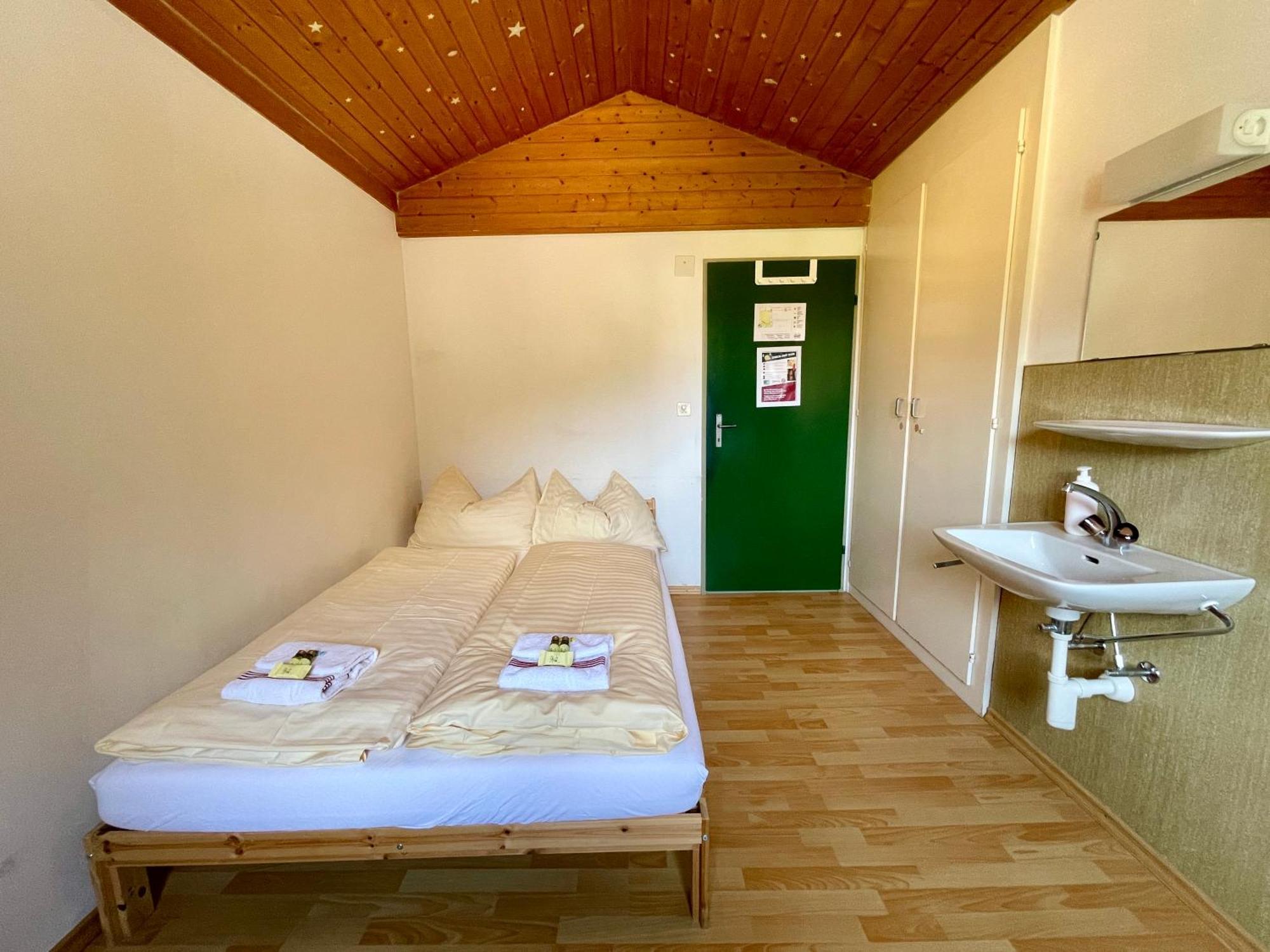Alpine Base Hostel - Adults Only เลาเทอร์บรุนเนน ภายนอก รูปภาพ